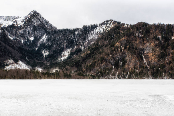 Lac et montagnes en hiver au magnifique Vorderer Langbathsee à Salzkammergut, Autriche
 - Photo, image