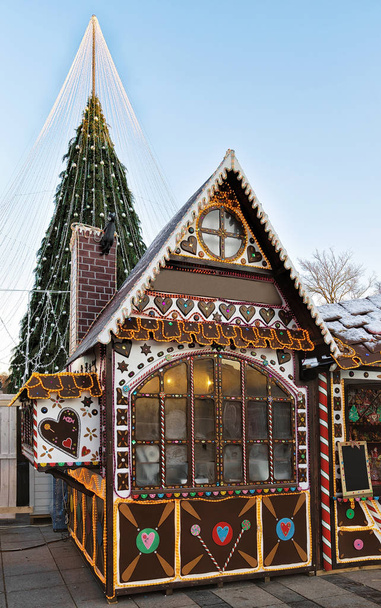 Lebkuchen Souvenirhaus und Weihnachtsbaum mit Dekoration in Vilnius - Foto, Bild