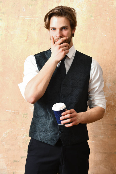 coffee paper cup in hand of business man in suit - Foto, afbeelding