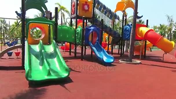 Lopen naar de speeltuin in openbaar park op zonnige dag. - Video