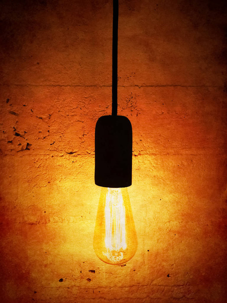 Lâmpada no fundo laranja vintage
 - Foto, Imagem