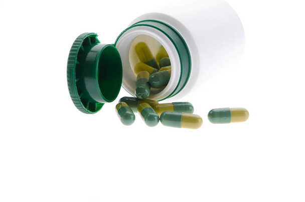 pastillas sobre fondo blanco - Foto, Imagen