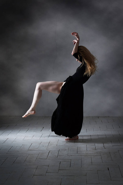 Сучасний балетмейстер позує на темному тлі
 - Фото, зображення