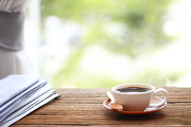Café da manhã, xícara de café com jornais, perto da janela.b
 - Foto, Imagem