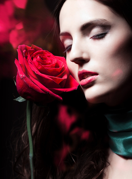 beautiful woman with flower - Foto, afbeelding