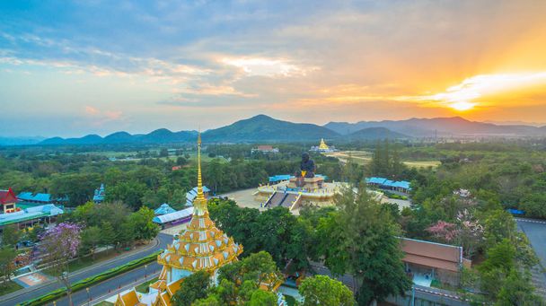 Sonnenuntergang am wat huay mongkol Tempel - Foto, Bild
