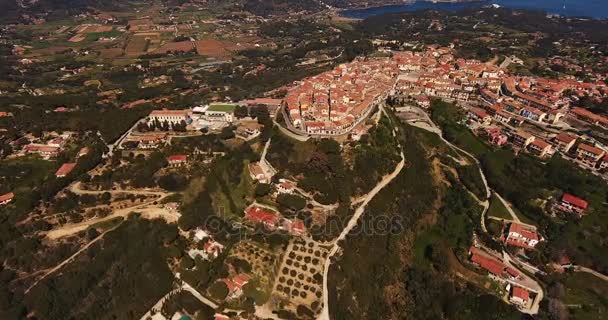 Luchtfoto van een kleine stad Capoliveri en een prachtige paradijselijke zee in Elba eiland in Toscane, Italië, 4k - Video