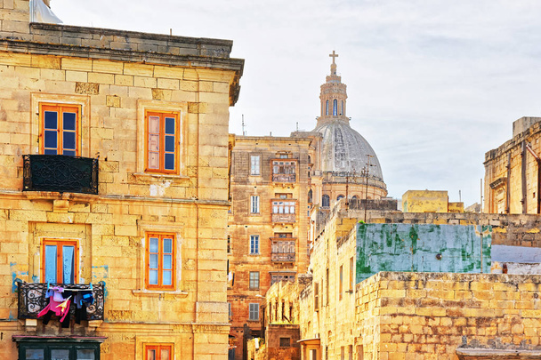A bazilika a Szűzanya Mount Carmel Valletta utcára néző - Fotó, kép