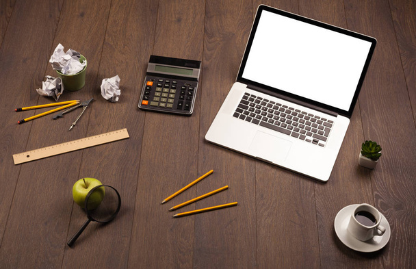 Schreibtisch mit Büromaterial und modernem Laptop mit weißer Rückenlehne - Foto, Bild