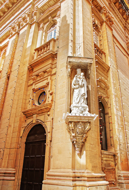 Szobor-bazilika a Szűzanya a Mount Carmel Valletta homlokzatán - Fotó, kép