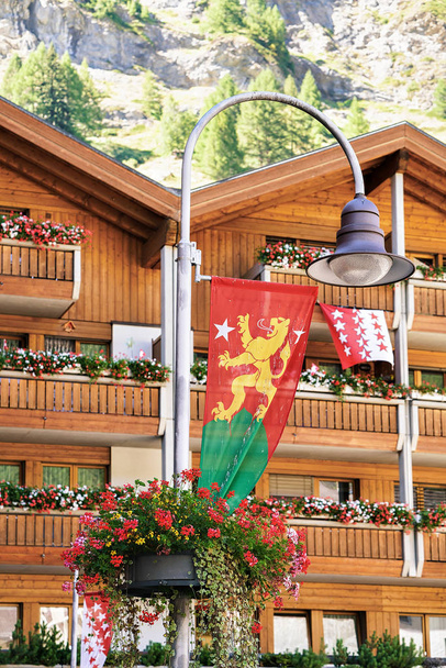 Vlajky a chat v resort města Zermatt - Fotografie, Obrázek