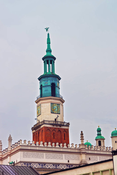 Spire of Old Town Hall on Market Square of Poznan - Foto, imagen