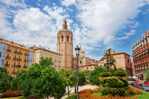 Catedral Metropolitana y Torre Micalet Valencia
 - Foto, Imagen