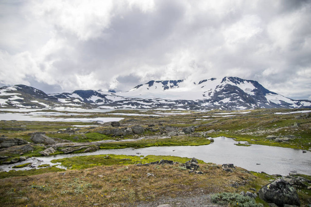 Viajar en Noruega montañas en verano
 - Foto, Imagen