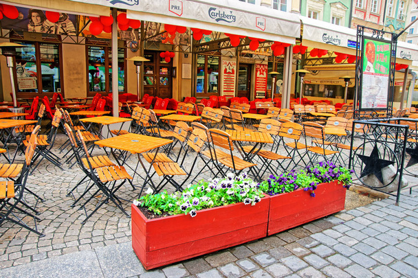 Street cafe in old city center of Wroclaw - Foto, afbeelding