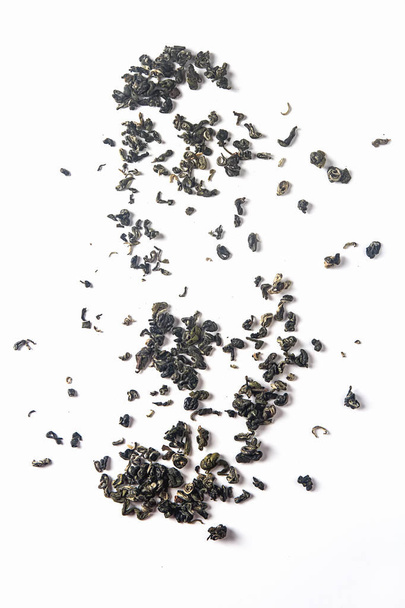 Whole leaves of dry green tea. The taste of the east. White back - Foto, Imagem
