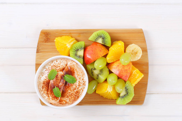 salada de frutas com iogurte de canela
 - Foto, Imagem