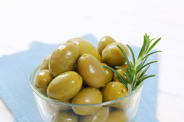 zelené olivy s rozmarýnem - Fotografie, Obrázek