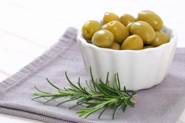 Зеленые оливки с розмарином
 - Фото, изображение
