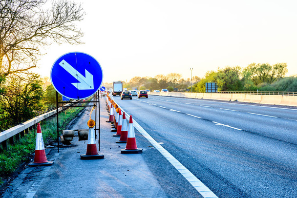 Vista noturna UK Highway Services Roadworks Cones
 - Foto, Imagem