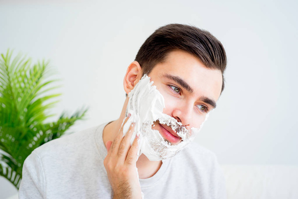 Father and son shaving - 写真・画像
