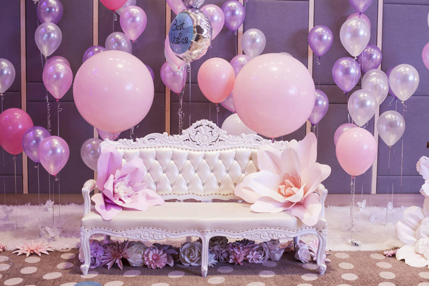 O quarto doce com balão rosa e roxo
. - Foto, Imagem