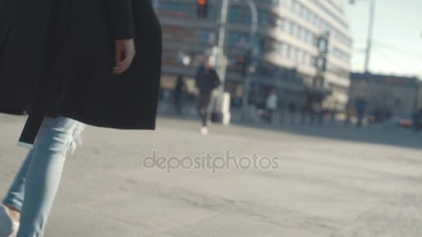 Şehrin sokaklarında yürürken kadın bacakları yan görünüm. - Video, Çekim