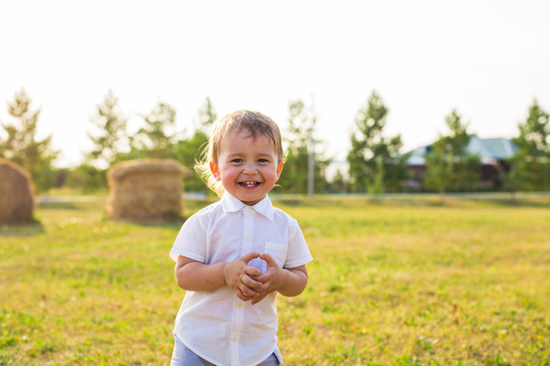 kisfiú játszik a természetben - Fotó, kép