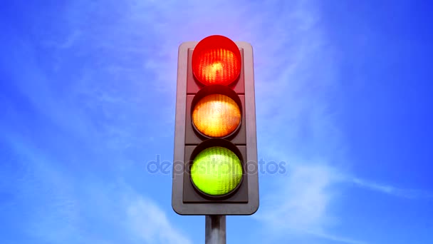 Zmiana koloru światła drogowe z czerwonego na żółty i zielony - Materiał filmowy, wideo