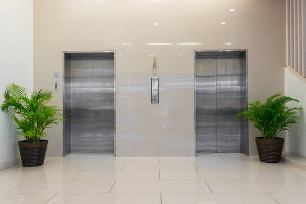 Ascenseur avec porte fermée
 - Photo, image