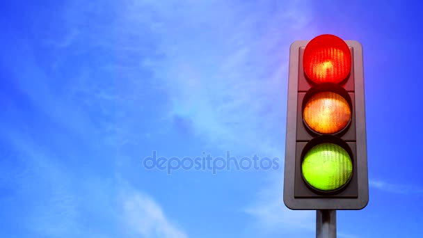 Közlekedési lámpa színe változik a piros, sárga és zöld - Felvétel, videó