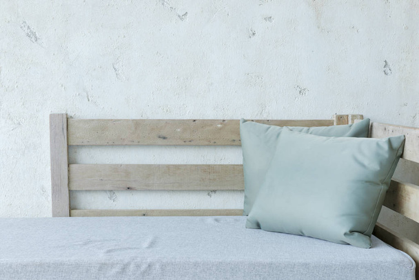 Мебель на открытом воздухе, деревянный диван-кровать с подушкой
 - Фото, изображение