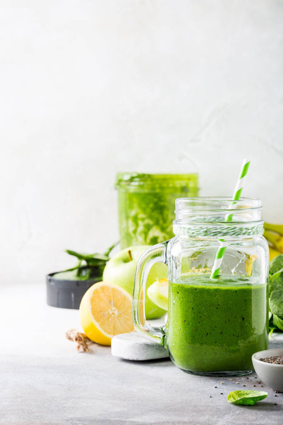 Terve vihreä smoothie pinaatin kanssa lasipurkissa
 - Valokuva, kuva