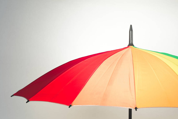 szivárvány esernyő, fehér háttér. - Fotó, kép