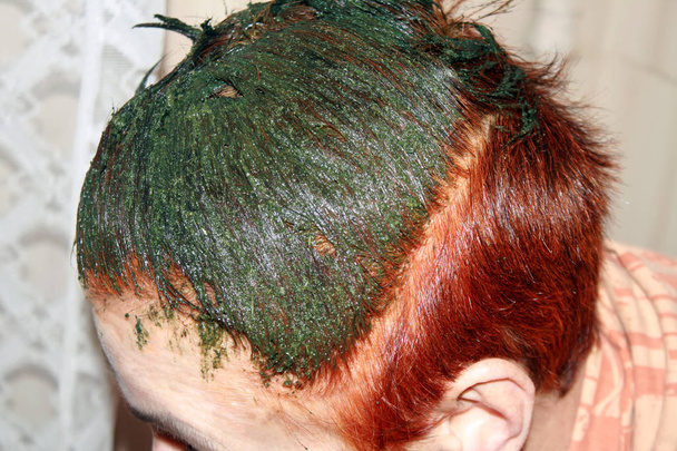 Teñido de pelo con henna y basma. Máscara para el cabello
 - Foto, imagen