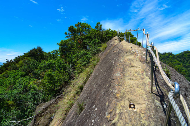 Liny poręcze następujące ścieżki piesze wycieczki po grzbiecie góry trecherous na szlaku Wu Liao Jian na Tajwanie - Zdjęcie, obraz