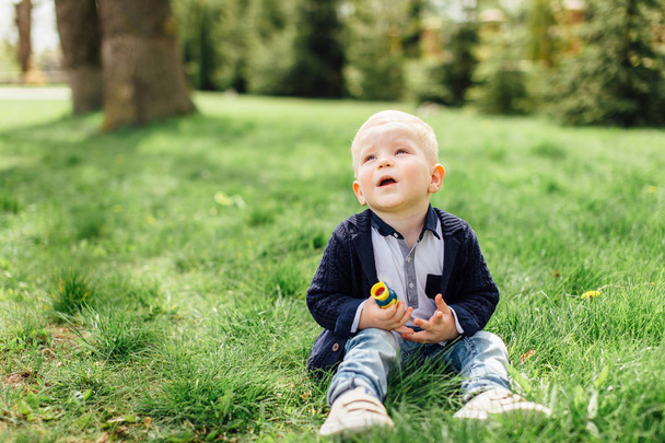 Little boy do bubbles with his mother at park - Foto, Bild