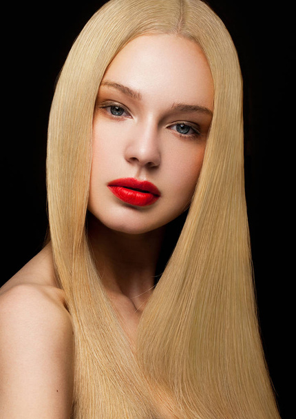 Beauty portrait model with shiny blonde hairstyle - Foto, imagen