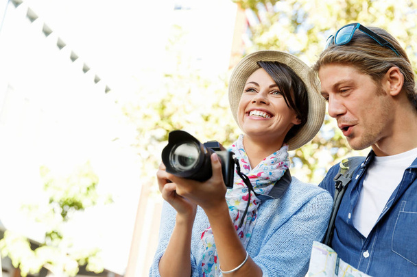 Smiling couple with the camera - Foto, Imagen