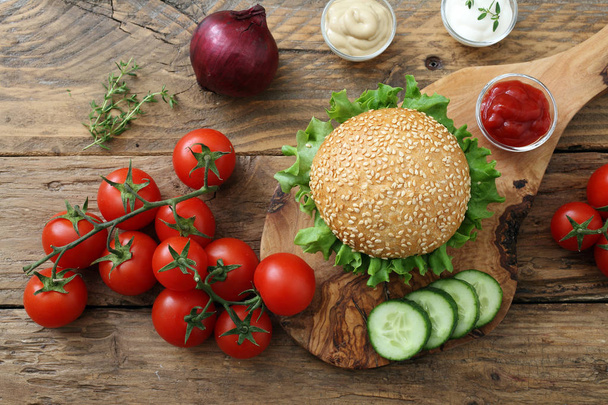 delicious hamburger with ingredients - Foto, afbeelding