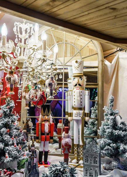 Οι Καρυοθραύστης και Χριστουγεννιάτικες διακοσμήσεις σε Βίλνιους δίκαιη Χριστούγεννα - Φωτογραφία, εικόνα
