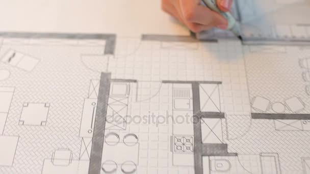 Primer plano de la arquitecta que trabaja en un nuevo proyecto en su escritorio
 - Metraje, vídeo