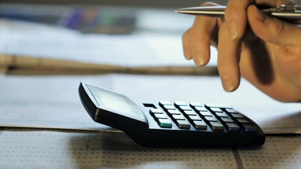 Ženská ruka účetní počítá rovnováhu v kanceláři na kalkulačce - Záběry, video