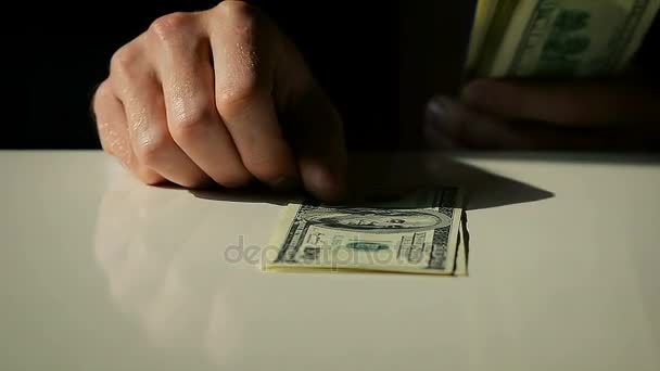 Közeli kép: egy férfi öltöny határozza meg száz dollár számlák  - Felvétel, videó