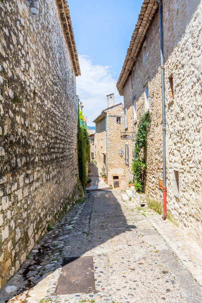 Typická úzká ulice v Saint Paul de Vence, Francie - Fotografie, Obrázek
