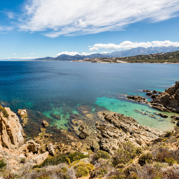 Mar azul-turquesa e costa rochosa em Revellata, na Córsega
 - Foto, Imagem