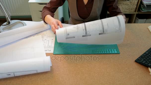 Γυναίκα αρχιτέκτονας που εργάζεται για ένα νέο έργο στο τραπέζι της - Πλάνα, βίντεο