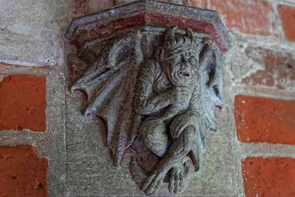Diable aux toilettes au château de Malbork
 - Photo, image
