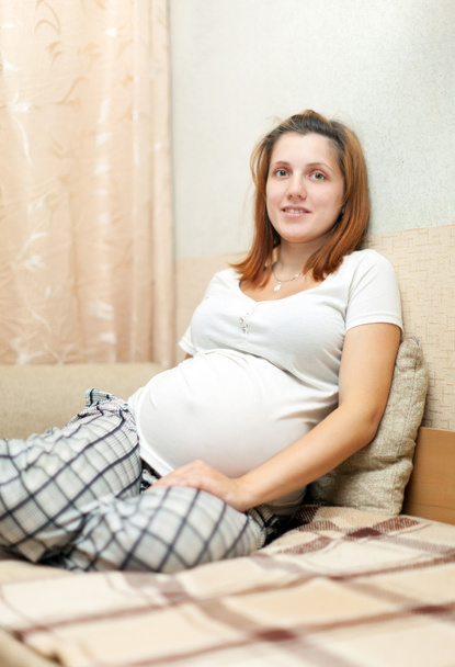 pregnant woman in home interior - Foto, afbeelding