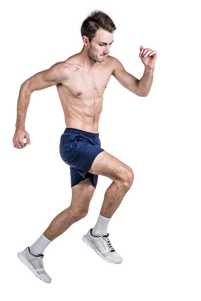 Terveellinen elämäntapa ja kunto. Juokse! Komea kaveri urheilu ruumiinrakenne, jossa alaston elin, shert, kulkee, eristetty valkoisella taustalla. Pystysuora kehys
 - Valokuva, kuva